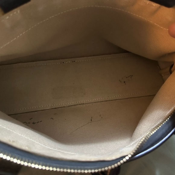 Dooney & Bourke Shoulder Bag. - Picture 5 of 7